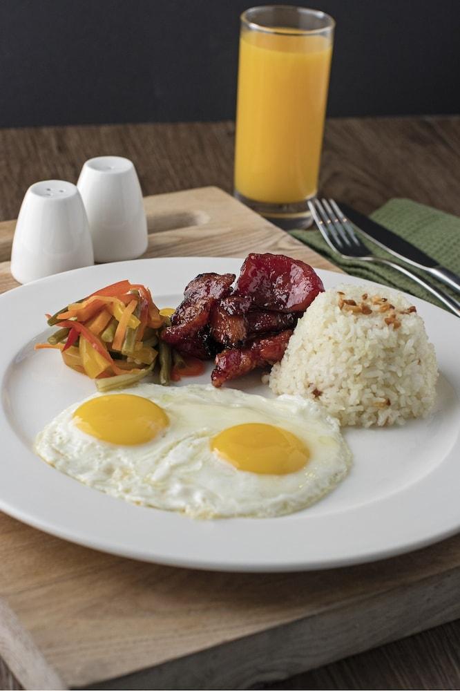 קואזון סיטי Seda Vertis North מראה חיצוני תמונה Filipino breakfast with longganisa, garlic rice, eggs, and pinakbet