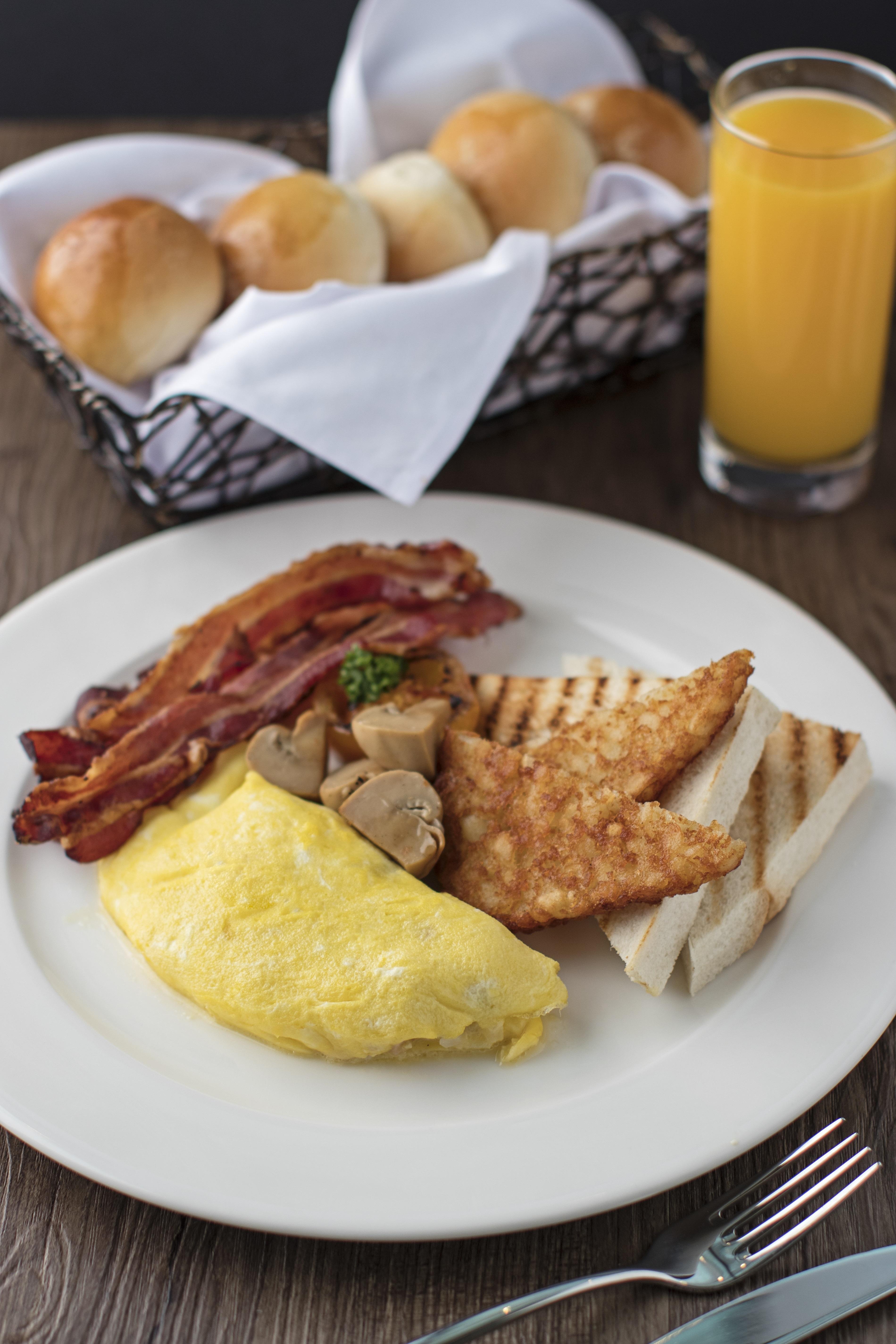 קואזון סיטי Seda Vertis North מראה חיצוני תמונה A breakfast plate with bacon, eggs, and toast