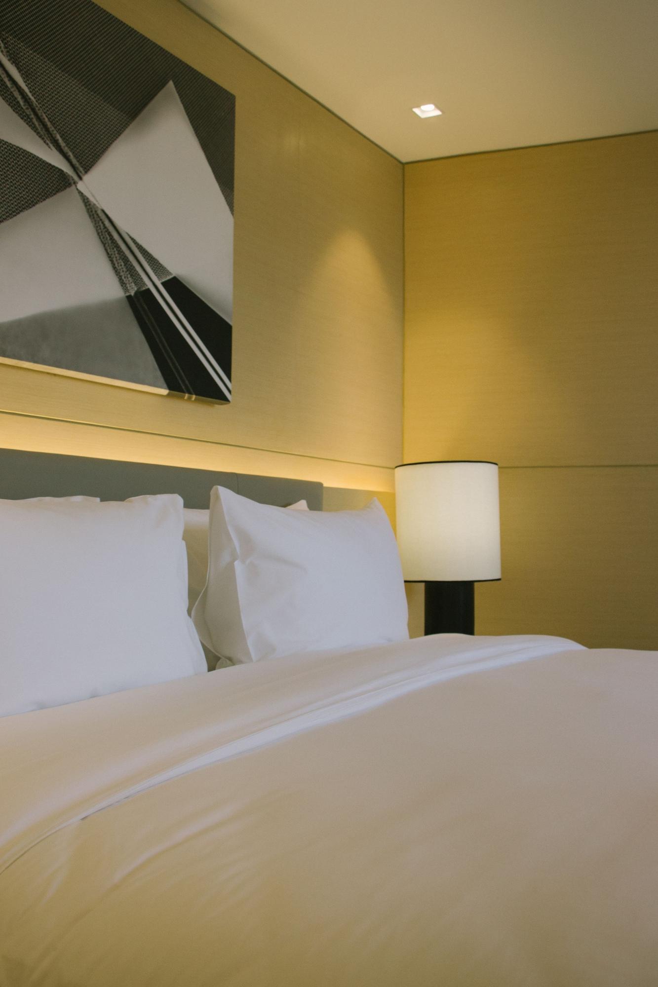 קואזון סיטי Seda Vertis North מראה חיצוני תמונה A bed with two pillows