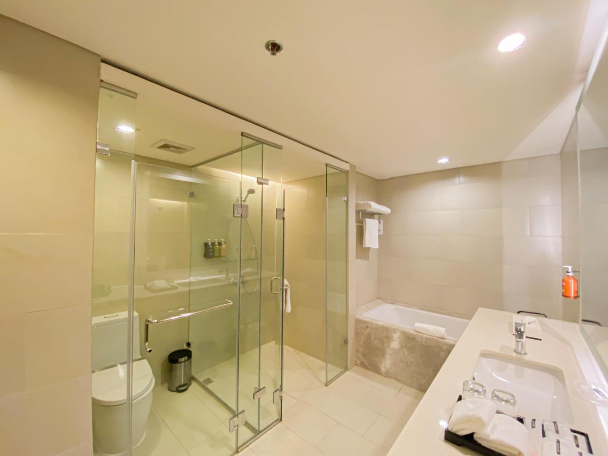 קואזון סיטי Seda Vertis North מראה חיצוני תמונה A bathroom in a hotel
