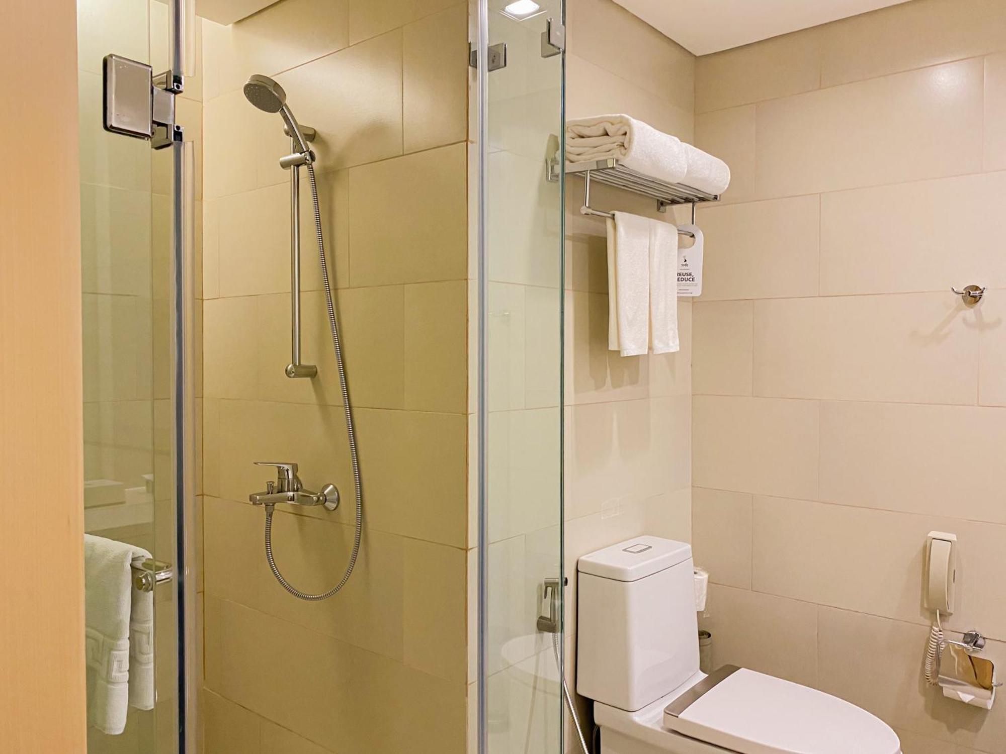 קואזון סיטי Seda Vertis North מראה חיצוני תמונה A shower cubicle with a sliding door