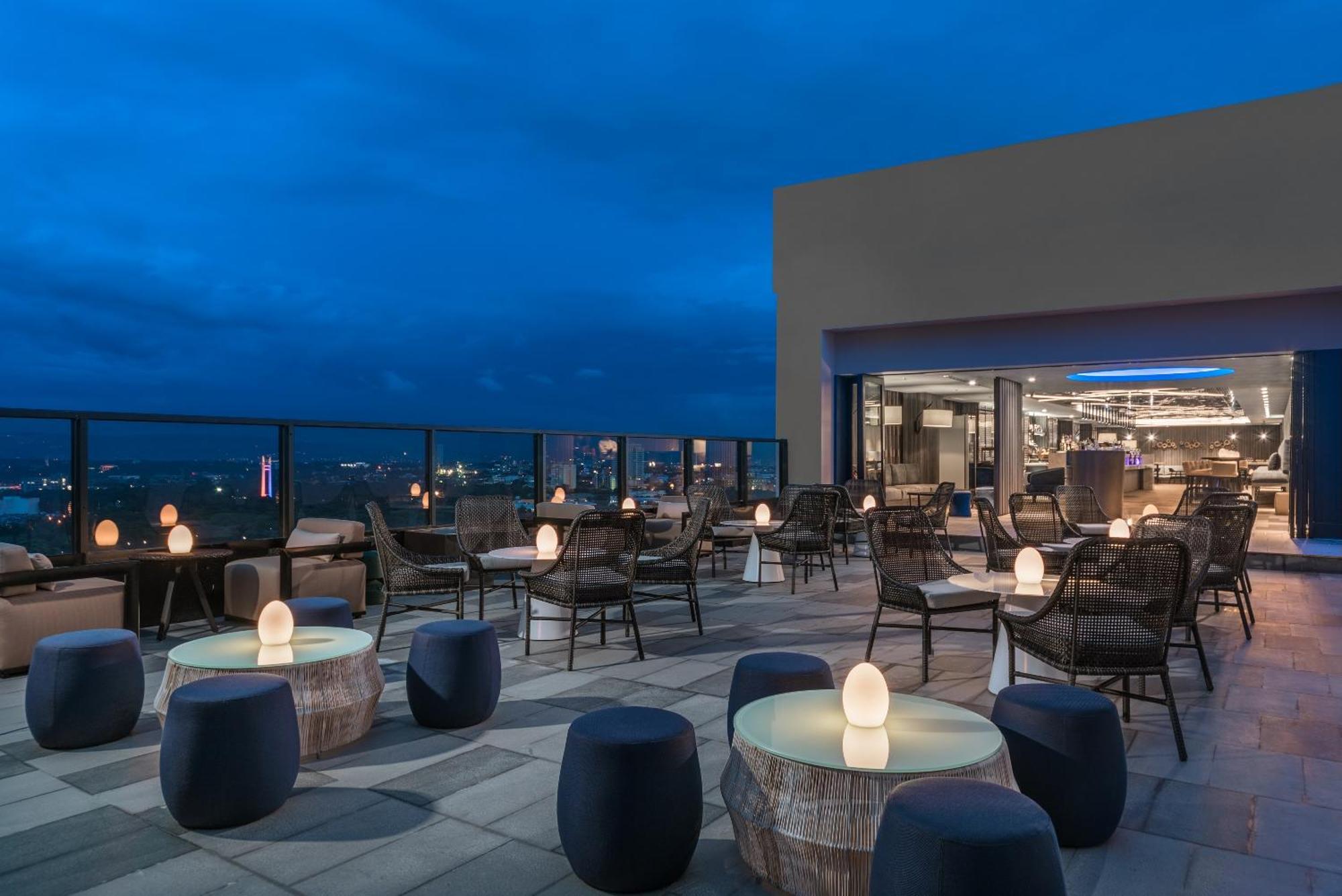קואזון סיטי Seda Vertis North מראה חיצוני תמונה The rooftop bar